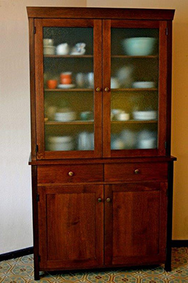 Massivholz-Vitrinenschrank mit Glastüren, gefertigt nach Maß